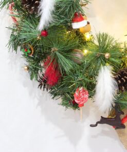 détails du bas de la couronne lumineuse avec cert plume blanches et rouges sucettes de Noel