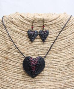Parure composée d'un collier, de boucles d'oreilles en argile polymère représentant un bustier à lacet en forme de cœur, dans les tons noir et bordeaux." idées cadeaux pour femme