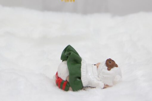 bébé Noel dans sa boule de verre présenté dans dans plusieurs positions