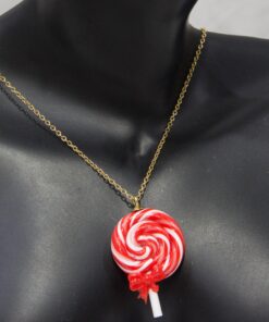 pendentif sucette spirale rouge et blanche sur chaine en acier doré