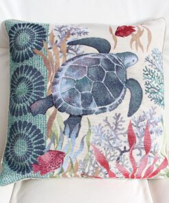 coussin thème mer tortue coraux poissons sur fond écru et vert d'eau