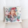 coussin représentant la muse de Mucha