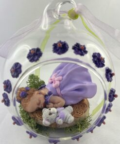 Miss violette dans sa bulle de verre annonciatrice du printemps accompagnée de son ours gris
