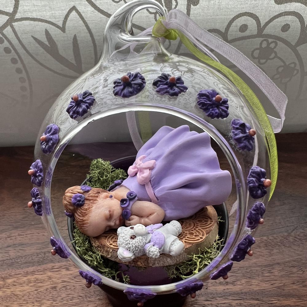 petite fille violette dans sa boule de verre tapissée de verre