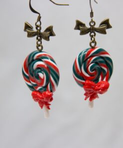 boucles d'oreilles sucettes spirales aux couleurs de Noël, mettant en vedette des apprêts en bronze et des nœuds délicats comme intercalaires entre le crochet et le pendentif