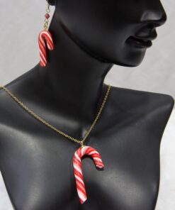 collier chaine en acier doré pendentif en polymère .